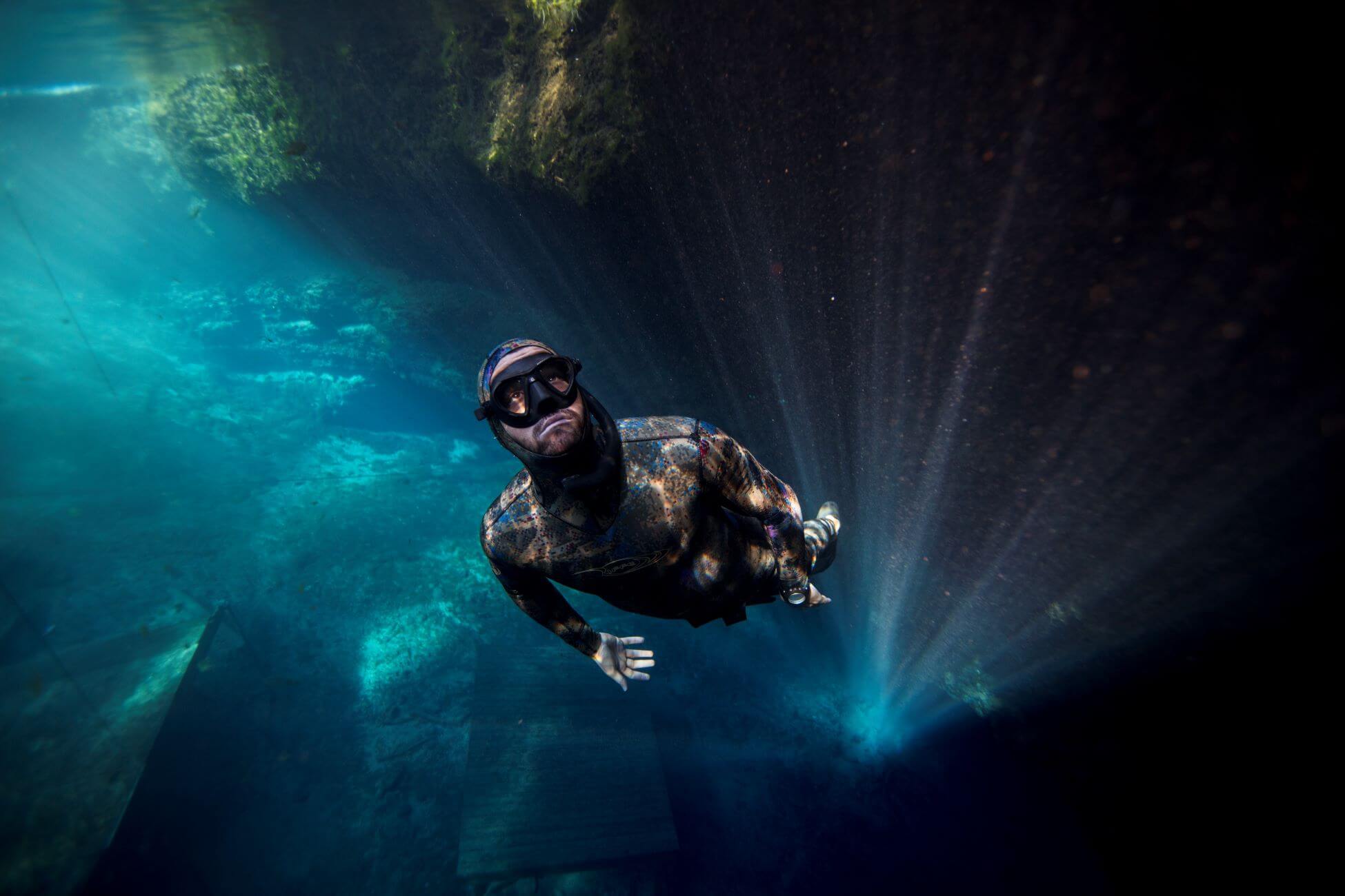 Buceador Freediver en inmersión